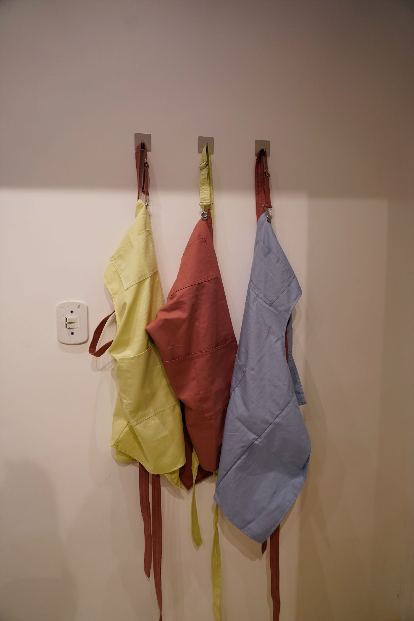 Aventais pendurados no gancho do ateliê