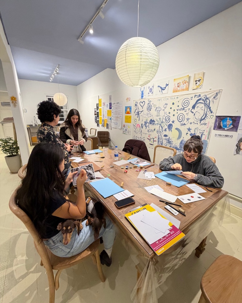 Aula de Bordado no ateliê Agora