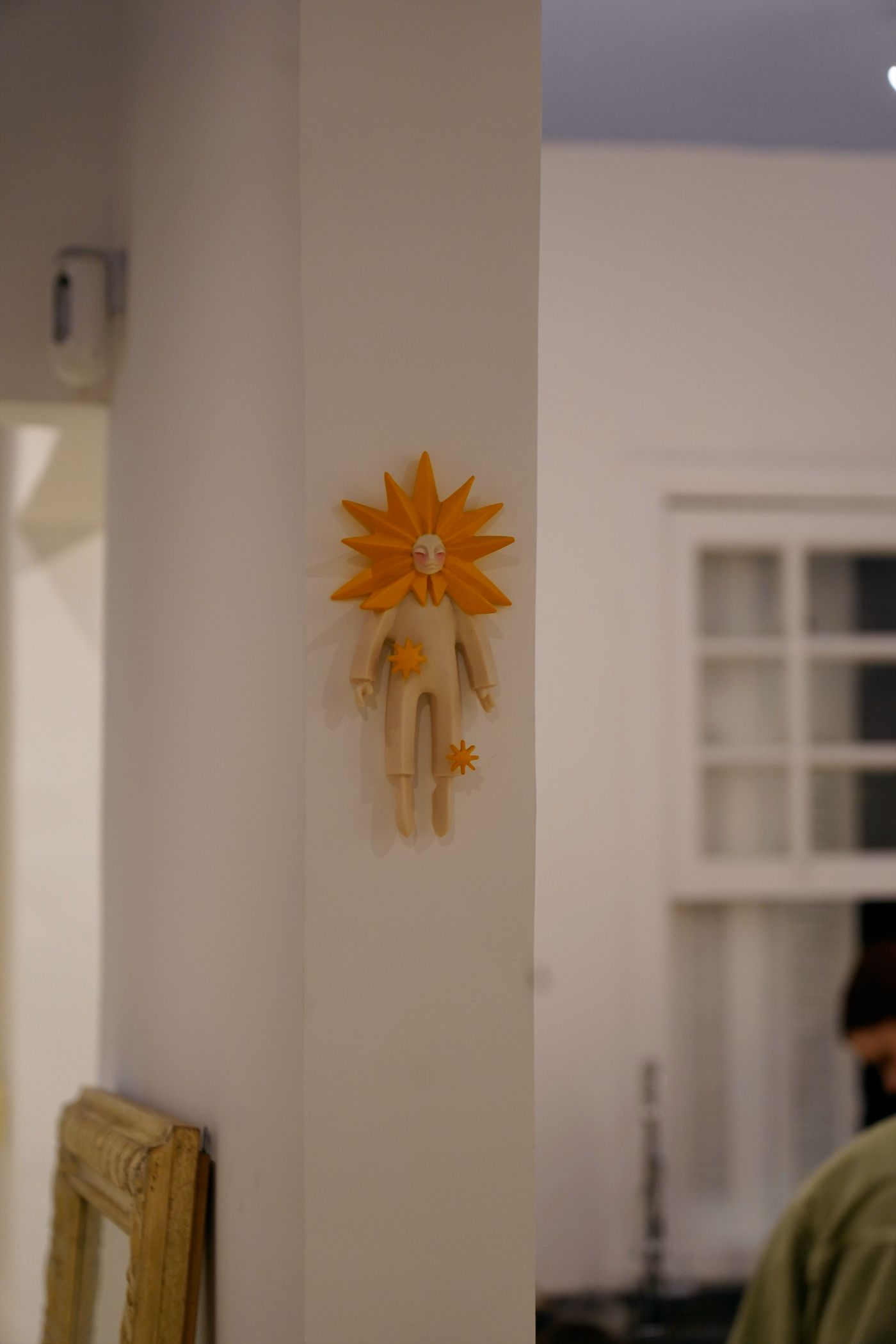 Escultura de sol no canto do ateliê